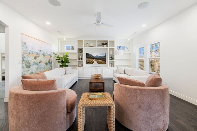 Building Photo - 802 NW D St Unit SI ID1514364P