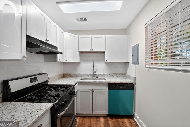 Building Photo - 2510 Peachwood Cir NE Unit 3