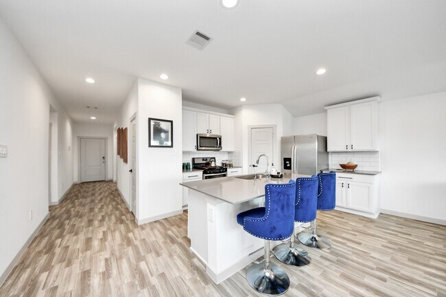 Photo - 202 Serena Pk Ln