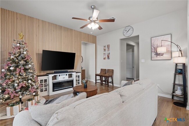 Photo - 1913 Zabcikville Dr