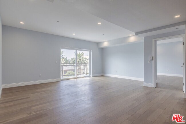 Photo - 2939 Leeward Ave Unit 401
