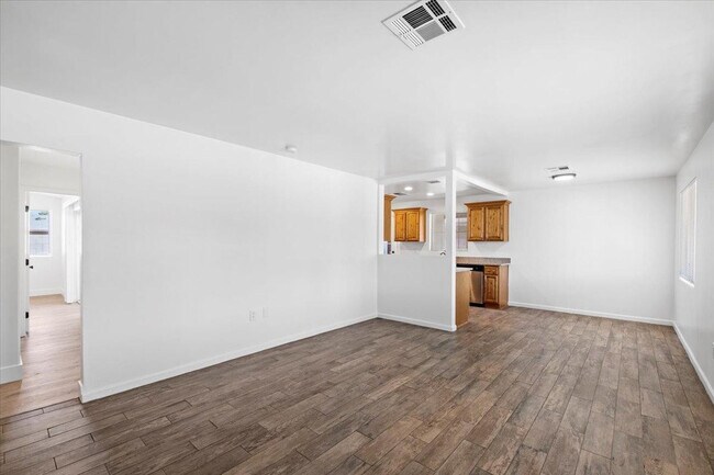 Photo - 528 W 18th St