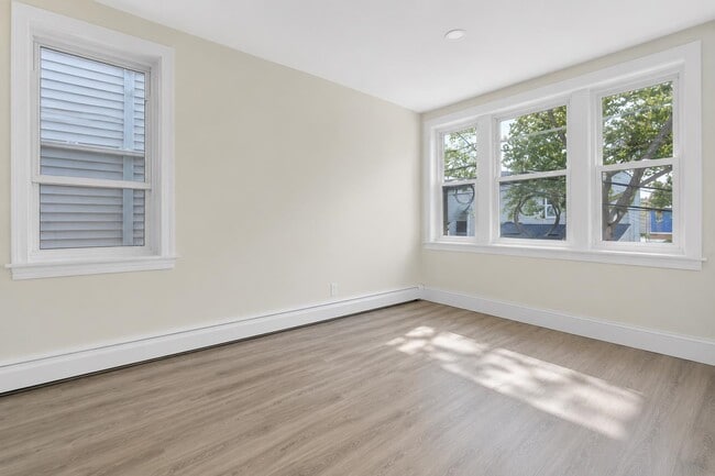 Building Photo - 5 Lienau Pl Unit 2F