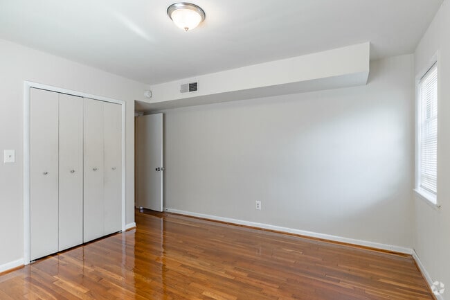 2BR, 1BA - 950SF