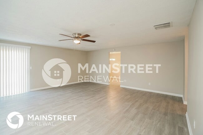 Photo - 970 Dostie Cir