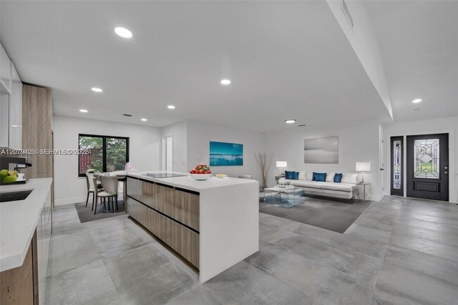 3352 Lakeview Blvd