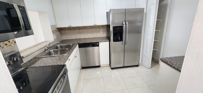 Photo - 3660 NE 166th St Unidad 703