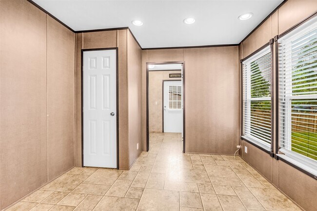 Photo - 15158 Schank Rd