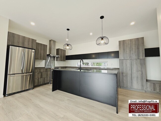 Photo - 16112 99 Av NW