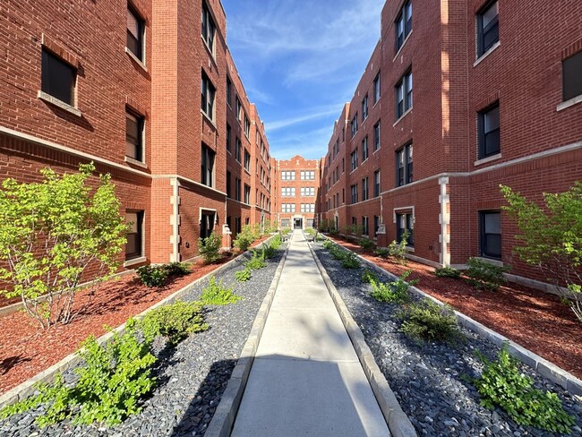 Building Photo - 3943 N Janssen Ave Unit J02W