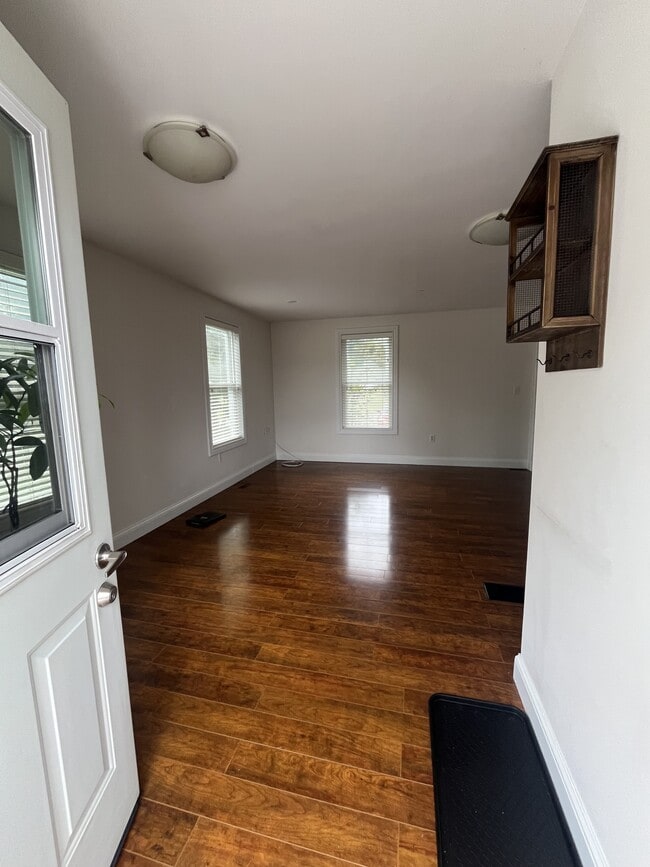 Photo - 145 Rose Glen Rd S Unit 1