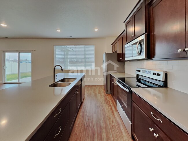 Photo - 933 N Barkvine Ave