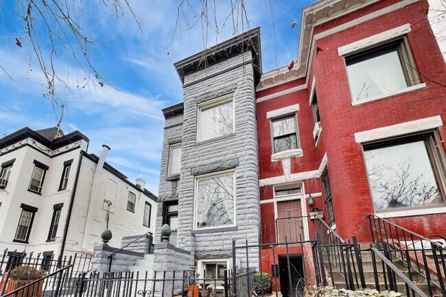 Building Photo - Beautiful Bloomingdale Row house. Utilities Included!