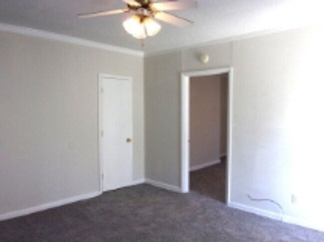 Photo - 526 Leslie St