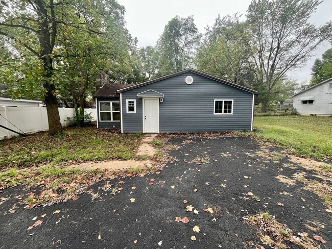 Building Photo - 3 Bed | 2 Bath | House