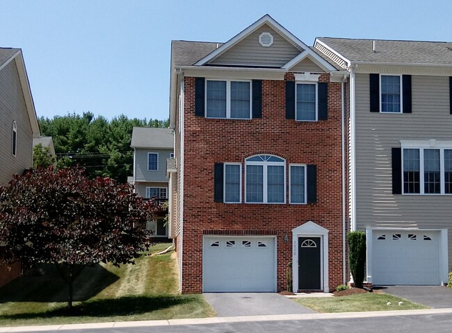 Spacious End-Unit Townhome In Taylor Springs - Spacious End-Unit Townhome In Taylor Springs