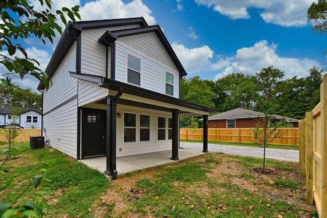 Building Photo - Like New and Move In Ready!