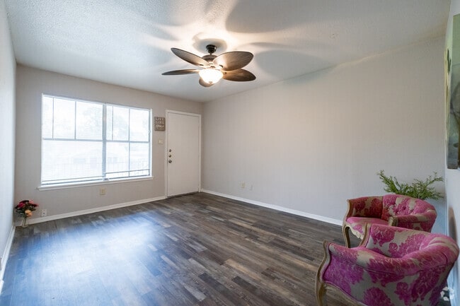 2BR, 1BA - 882SF - Living Room