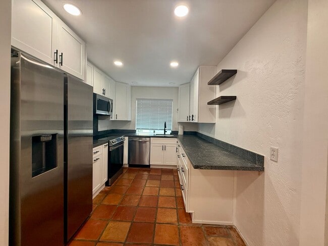 Building Photo - Beautiful 3 bedroom (2 bed + den/office) t... Rental