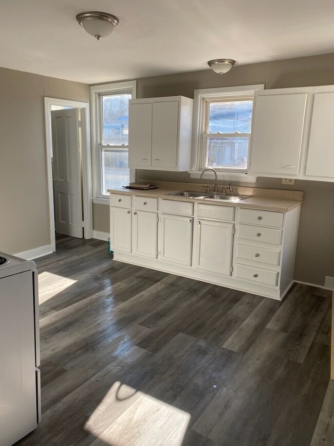 139-149 W Broadway St - Mixed Use - 139-149 W Broadway St - Mixed Use Unit 143 1/2 W Broadway St - House-143 1/2 #3