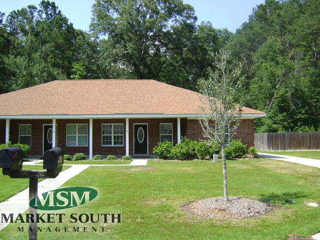 Building Photo - 114 Live Oak St