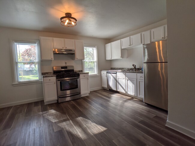 Recently renovated open concept kitchen - 1315 S Norwood Ave Casa Adosada