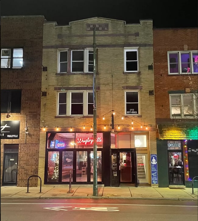 Building Photo - 3720 N Clark St Rental
