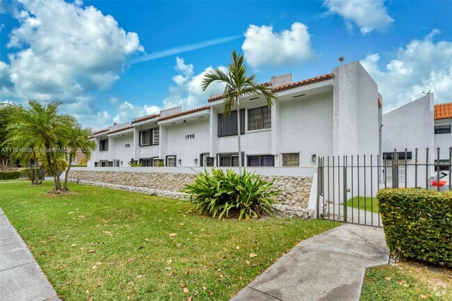 Building Photo - 1990 Brickell Ave Unit G Rental