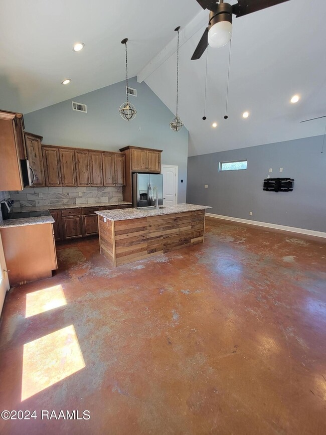 Photo - 917 W Broussard Rd