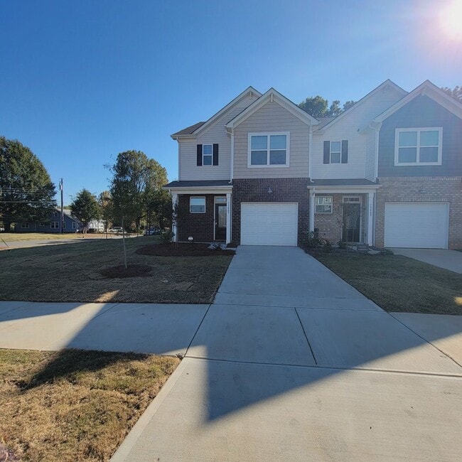 Building Photo - End Unit; 3Br/2.5BA Townhouse