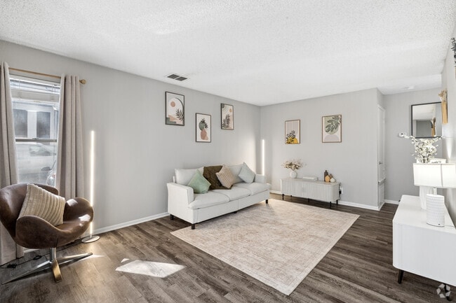 1BR, 1BA - 815SF - Living Room