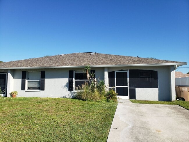 Building Photo - WR-16 Gebel 1101 Duplex Unit 1101 SW 48th Terr.