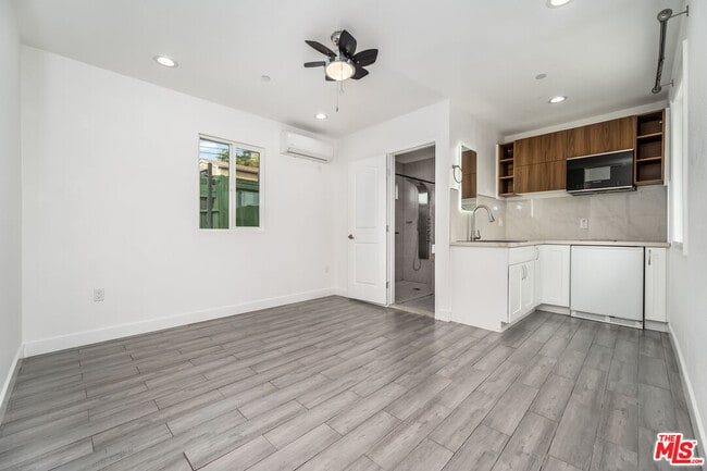 Photo - 4431 Lynnfield St