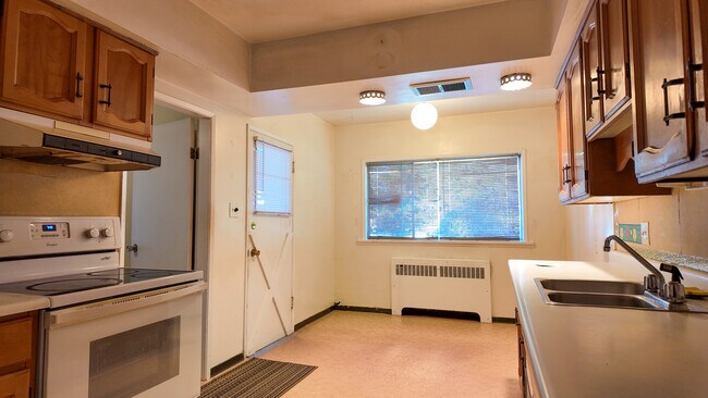 Photo - 65 W 49th Ave