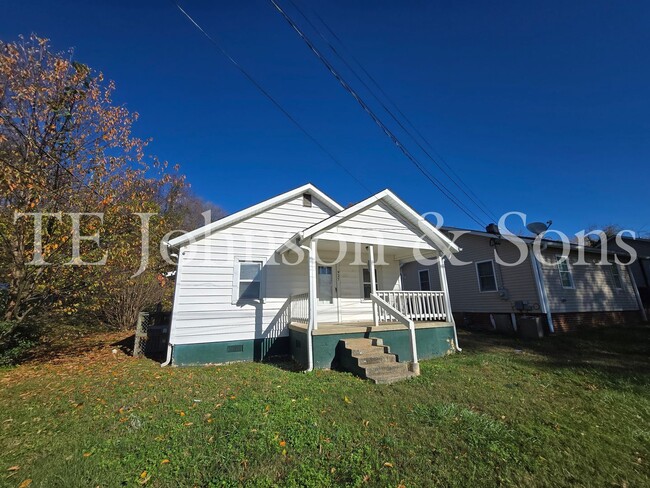 Charming 2 Bedroom with Front Porch - Charming 2 Bedroom with Front Porch House