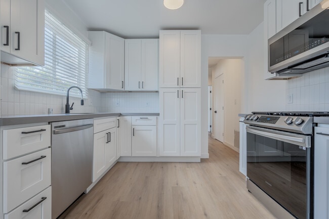 Building Photo - 3201 S Barrington Ave Unit F