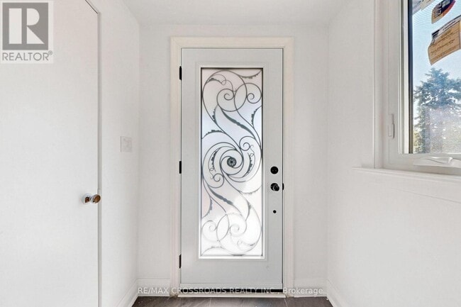 Photo - 1496 Simcoe St N