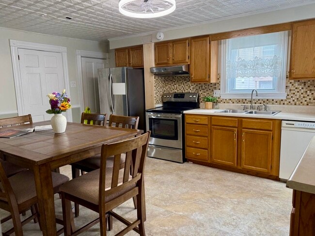 kitchen - 43 Jefferson St Unit 1