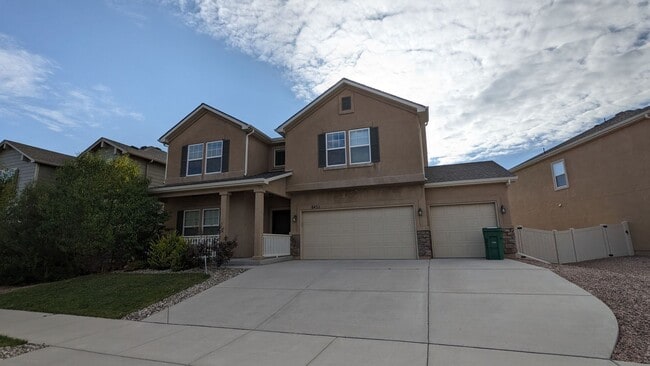 Building Photo - LARGE TWO STORY 3 BED/2.5 BATH W/3 CAR GAR... Rental