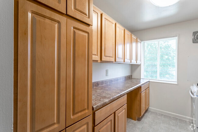 2 BR, 1 BA - 920 SF