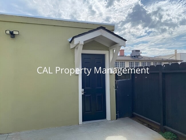Modern Studio Back Unit, All Utilities Included