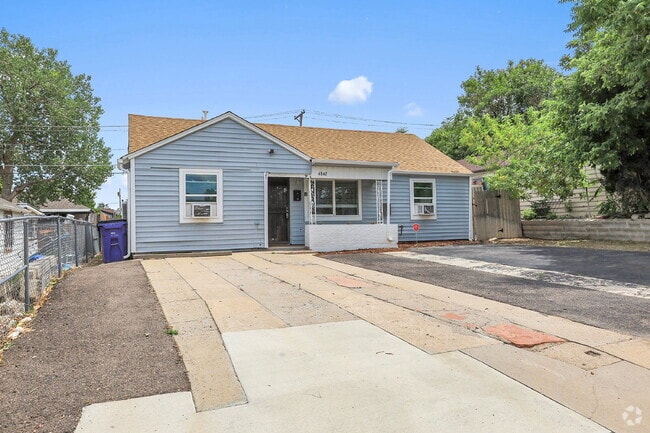 Building Photo - $2,850 - 3 Bed, 2 Bath Updated Home in Den...