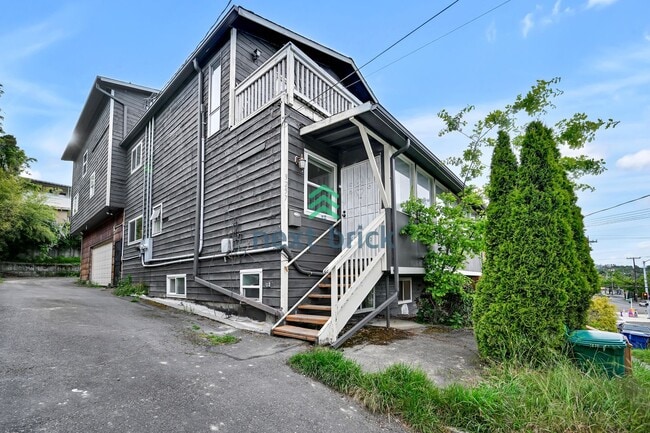4 BED & 2 BATH DUPLEX FOR RENT - 4 BED & 2 BATH DUPLEX FOR RENT House
