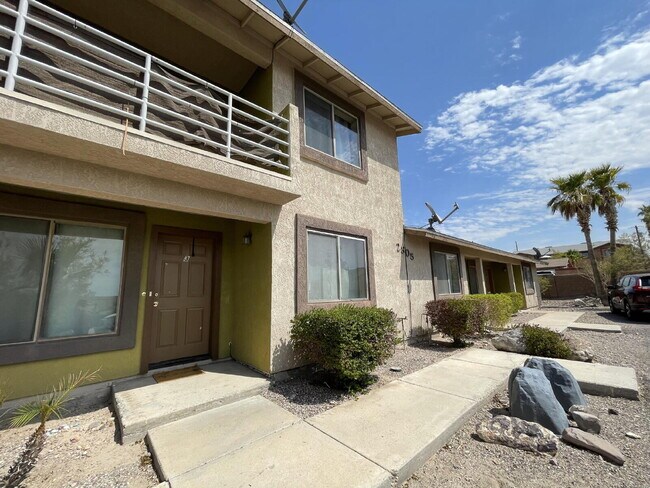 Photo - Downstairs 2 bed 1 bath with yard near Silver Creek. Unidad 3