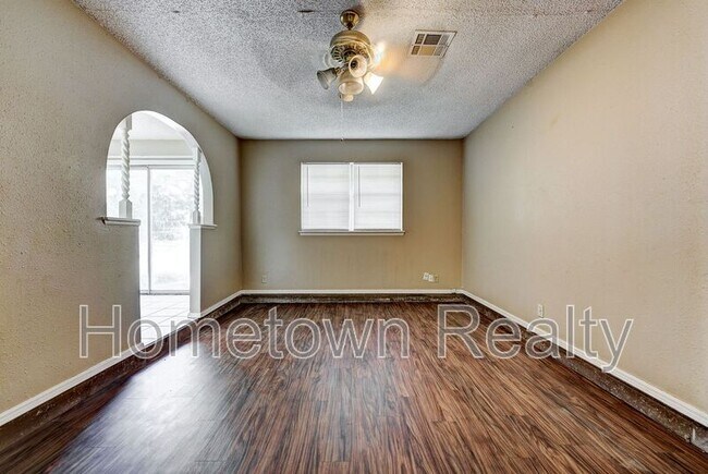 Photo - 207 W Shadywood Dr