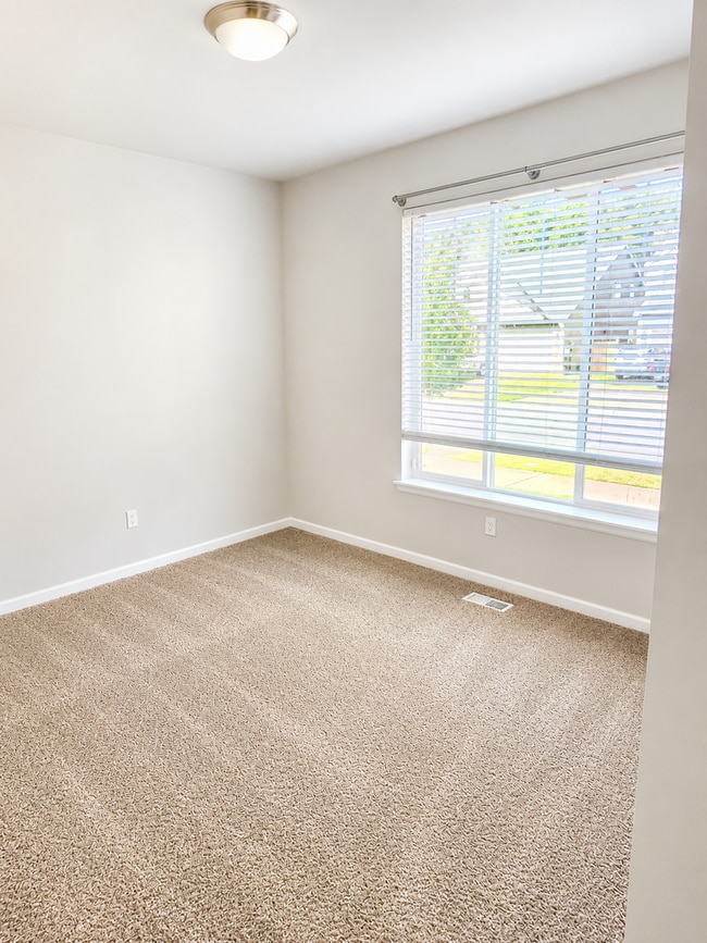 Photo - Beautiful 4 Bed + Bonus Room Home Near JBLM Pet Friendly