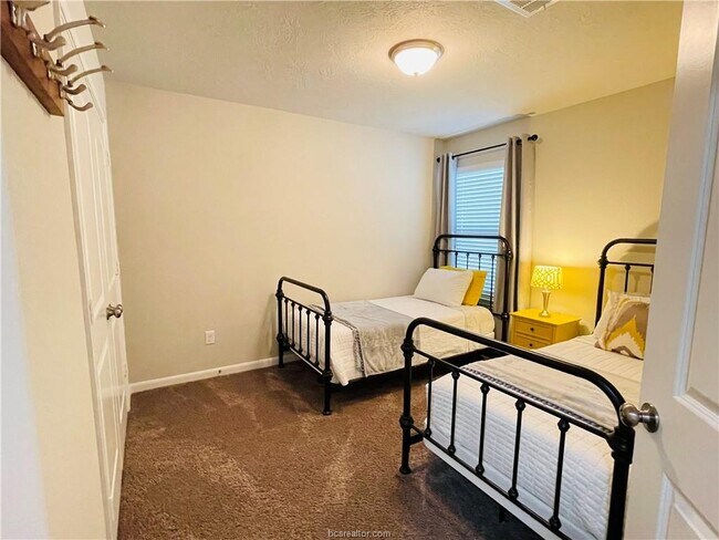 Photo - 2103 Dumfries Dr