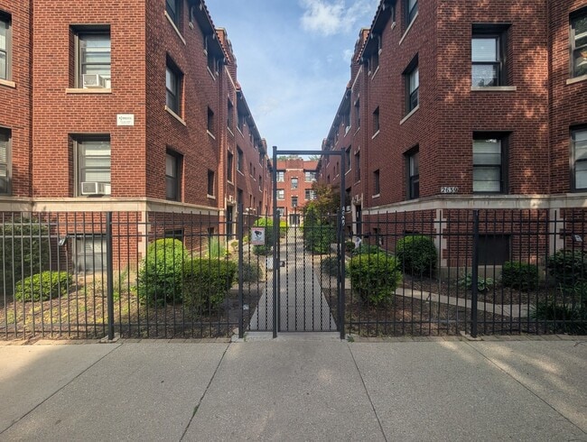 Building Photo - 2645 N Spaulding Ave Unit 1E