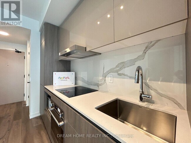 Photo - 28 Interchange Wy Unité 2902