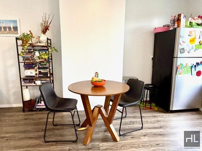 Photo - 23 AVENUE Unit 3